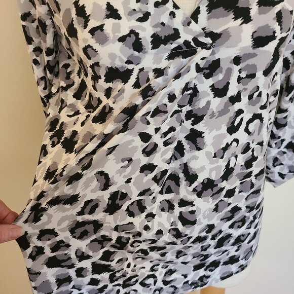 Jones New York Animal Print V Neck Tunic/Top - Picture 8 of 8